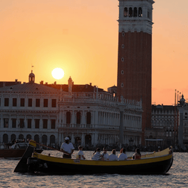 Venise : Croisière au coucher du soleil sur un bateau vénitien typique