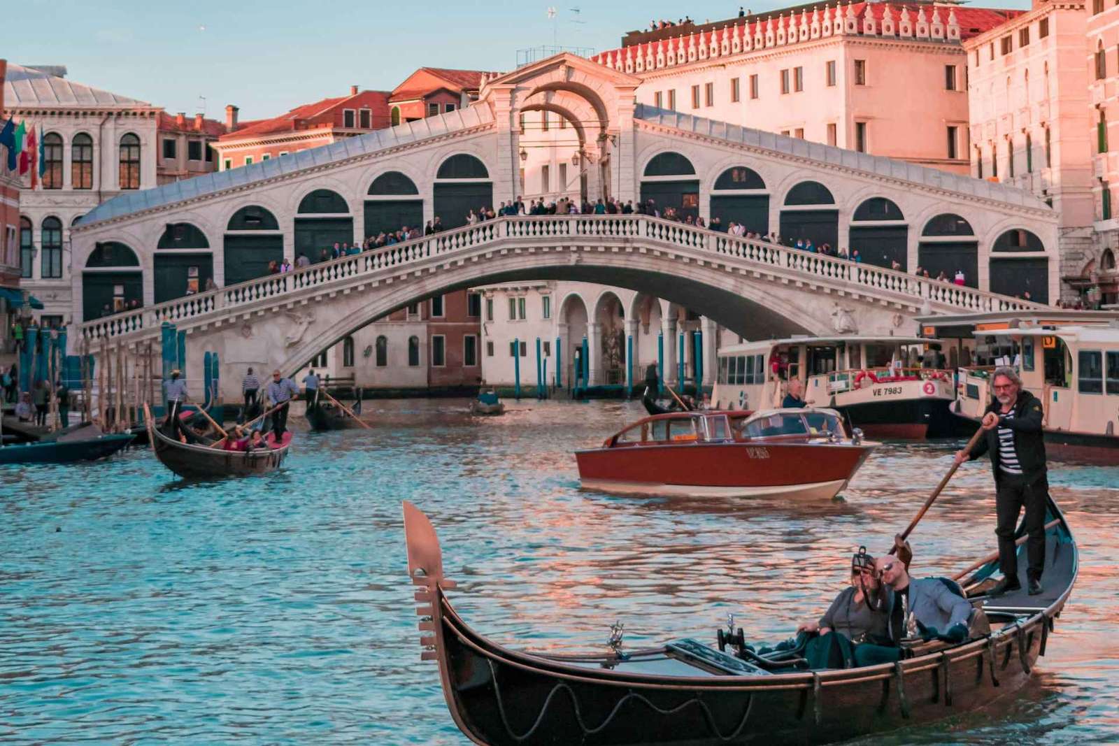 Venise : visite privée en gondole à travers les canaux et verre de Murano