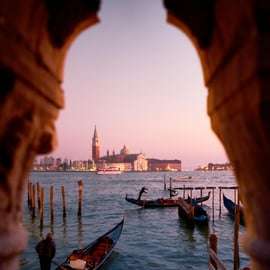 Venise : visite privée en gondole à travers les canaux et verre de Murano