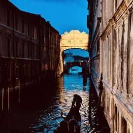 Balade en gondole à Venise sous le pont des Soupirs
