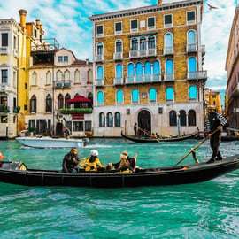 Balade en gondole à Venise sous le pont des Soupirs