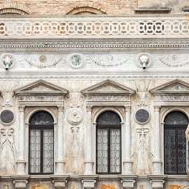 Venise : Palais des Doges : coupe-file avec les prisons