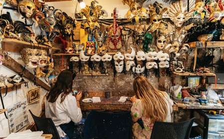 Venise : Atelier de fabrication de masques de carnaval