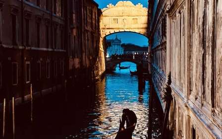 Balade en gondole à Venise sous le pont des Soupirs