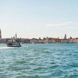 Venise : Croisière en catamaran sur la lagune avec musique et boissons