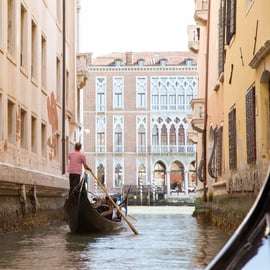 Gondole sur le Grand Canal, galerie de la gondole et felze