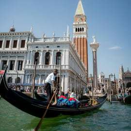 Venise : visite privée en gondole à travers les canaux et verre de Murano