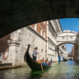 Venise : Gondole partagée sur un Pont des Soupirs à couper le souffle