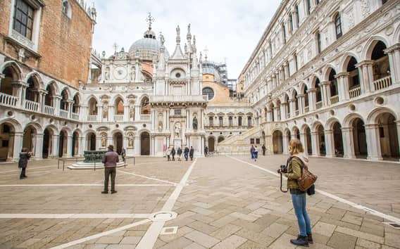Venise : Palais des Doges : coupe-file avec les prisons