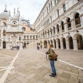 Venise : Palais des Doges : coupe-file avec les prisons
