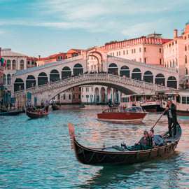 Venise : visite privée en gondole à travers les canaux et verre de Murano