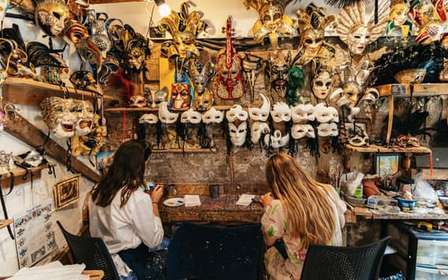 Venise : Atelier de fabrication de masques de carnaval
