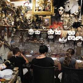 Atelier de masques de carnaval à Venise, prisons du palais