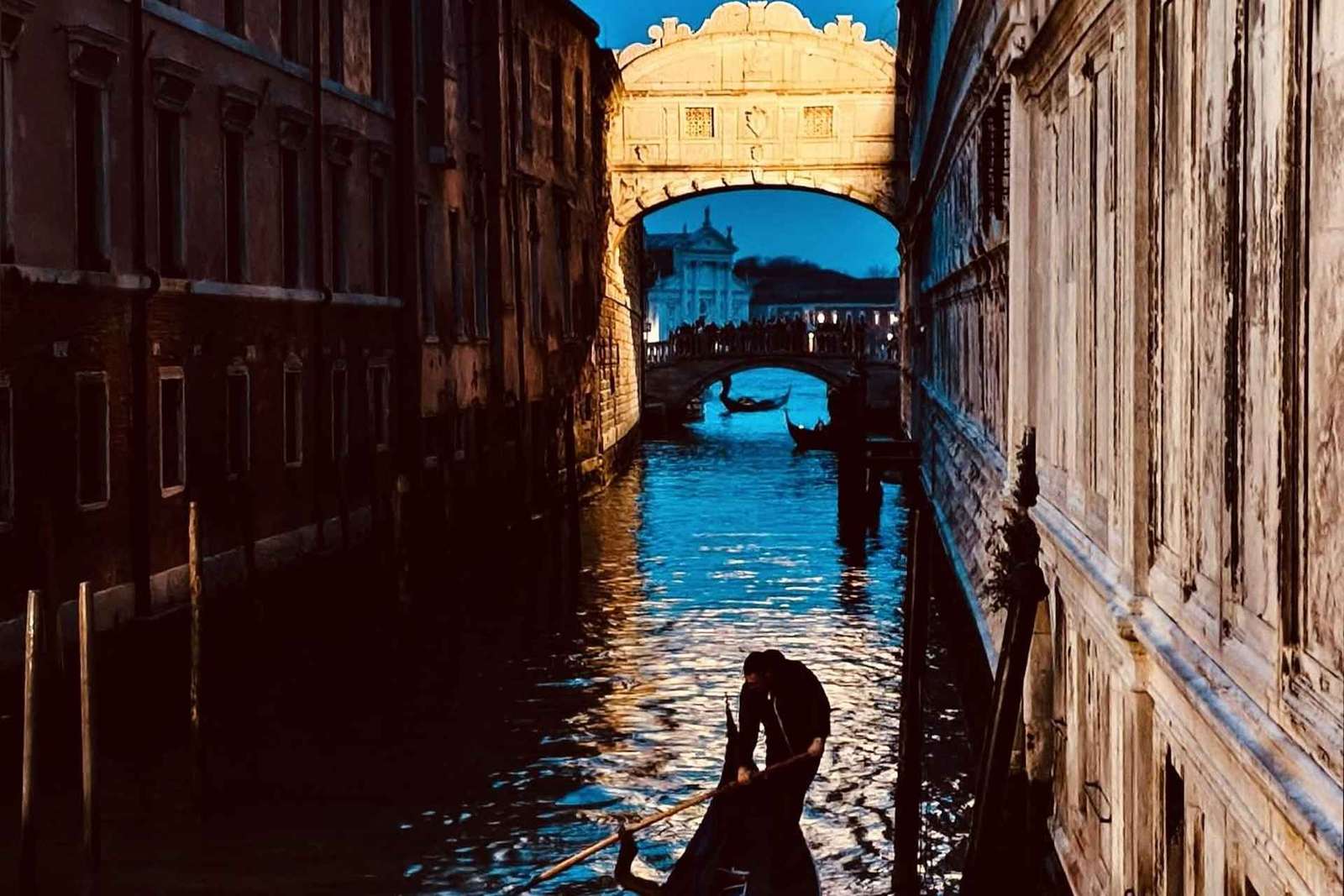 Balade en gondole à Venise sous le pont des Soupirs